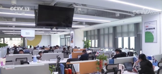 我國軟件產業(yè)規(guī)模突破10萬億元大關 應用軟件服務引領增長新篇章